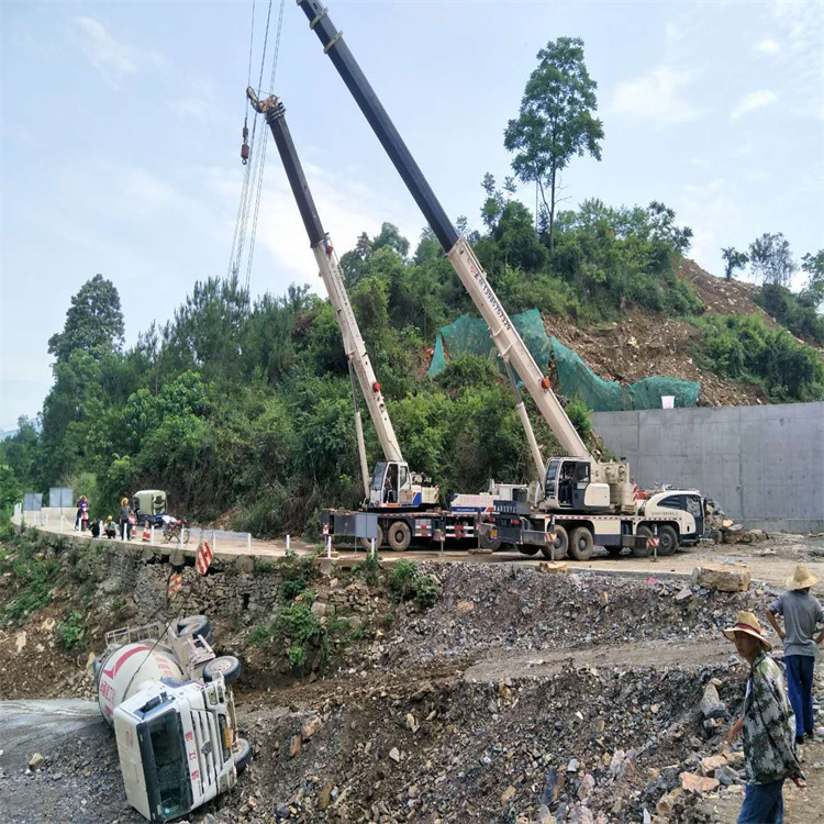 沧县汽车掉沟里叫吊车救援要多少钱